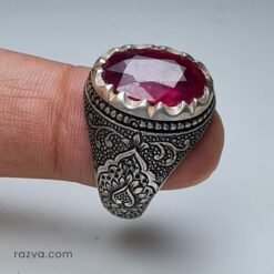 Bague homme en argent 925 avec rubis rouge et monture gravée de motifs iraniens.