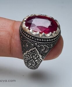 Bague homme en argent 925 avec rubis rouge et monture gravée de motifs iraniens.