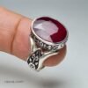 Bague homme en argent 925 avec pierre rubis rouge et monture gravée de dessins traditionnels.