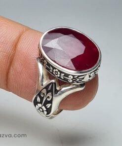 Bague homme en argent 925 avec pierre rubis rouge et monture gravée de dessins traditionnels.