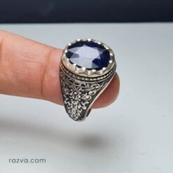 Bague artisanale pour homme avec saphir bleu naturel et gravures raffinées.