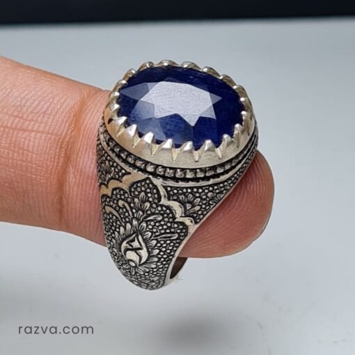 Bague homme en argent avec saphir bleu et gravures persanes raffinées.