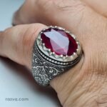 Chevalière artisanale homme en argent avec rubis rouge naturel et motifs traditionnels iraniens.