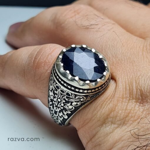 Chevalière artisanale homme en argent 925 avec saphir bleu naturel et motifs iraniens.