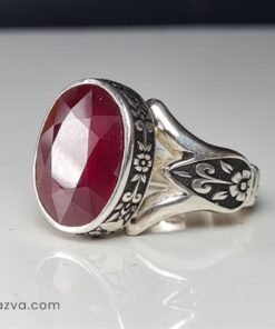 Chevalière élégante pour homme en argent avec rubis rouge et design traditionnel.