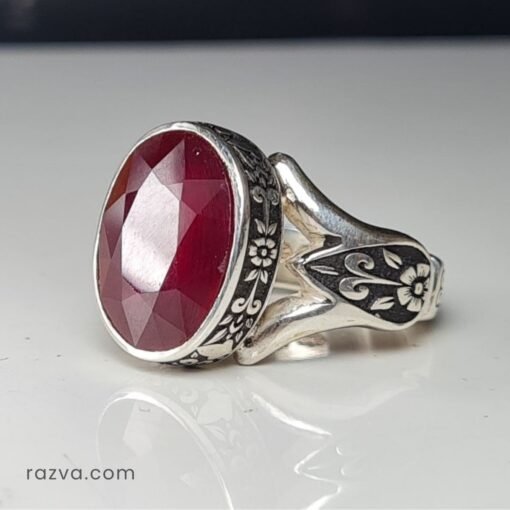 Chevalière élégante pour homme en argent avec rubis rouge et design traditionnel.