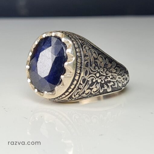 Chevalière élégante en argent avec saphir bleu naturel et design traditionnel iranien.