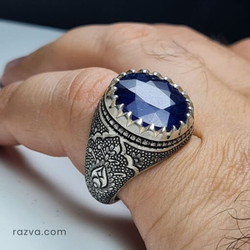 Chevalière homme en argent 925 avec saphir bleu sombre et motifs persans artisanaux.