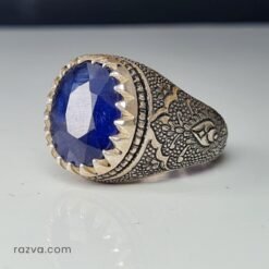 Chevalière artisanale en argent pour homme avec saphir bleu et motifs persans traditionnels.