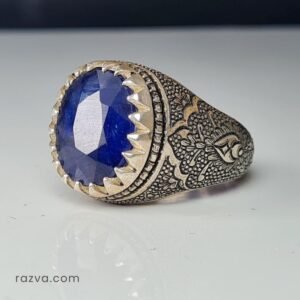 Chevalière artisanale en argent pour homme avec saphir bleu et motifs persans traditionnels.