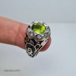 Bague chevalière en argent avec pierre verte éclatante, design majestueux