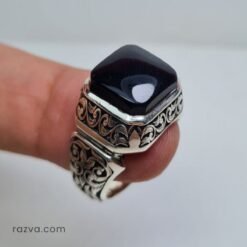 Bague chevalière homme en argent avec pierre noire naturelle et monture travaillée