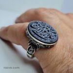 Bague en argent avec agate noire yéménite gravée d’un verset du Coran et motifs floraux