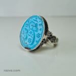 Bijou artisanal en argent avec turquoise bleue et gravure de la souveraineté divine