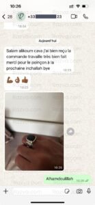 Avis client en France sur une bague en agate noire achetée chez Razva – travail soigné, gravure personnalisée et satisfaction totale.