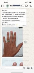 Photo réelle d’un client satisfait portant une bague en argent avec pierre précieuse émeraude – artisanat raffiné et design élégant pour homme.