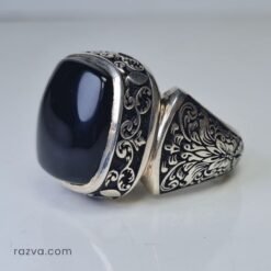 Bague chevalière artisanale en argent avec agate noire du Yémen