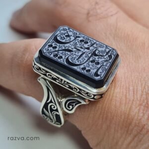 Bague homme en agate noire rectangulaire gravée avec design iranien
