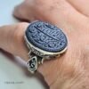 Bague homme en argent avec agate noire gravée à la main