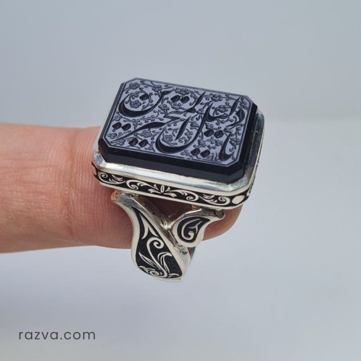 Bague argent 925 avec gravure Yâ Dalîl al-Mutahayyirîn sur agate noire