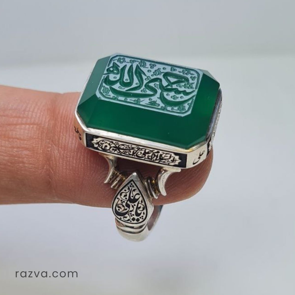 Vue de la monture gravée avec les invocations Hussein et Yâ Ali