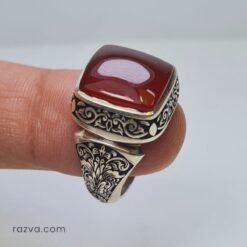 Vue de la monture travaillée en argent avec motifs floraux orientaux