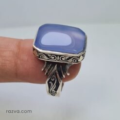 Vue latérale du design oriental gravé sur la monture en argent 925